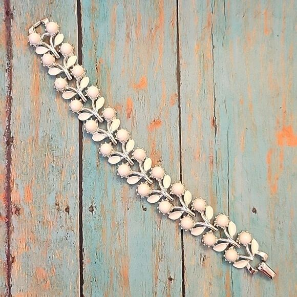 VINTAGE Costume Jewelry- Silver Tone & White Beaded Floral Chain Link Bracelet - Picture 3 of 7